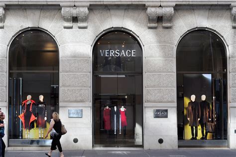 versace aandelen|versace deal.